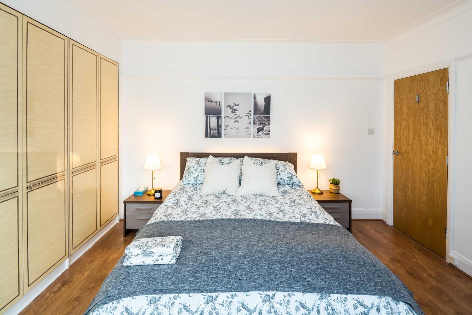 Contemporary 5 Bedroom With Garden North Finchley Holiday home *