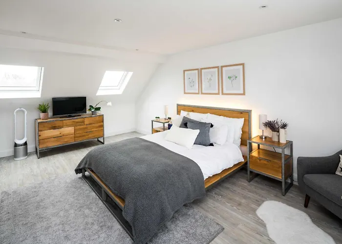 Contemporary 5 Bedroom With Garden North Finchley
