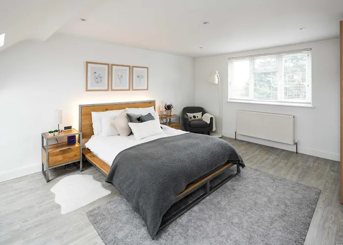 Contemporary 5 Bedroom With Garden North Finchley