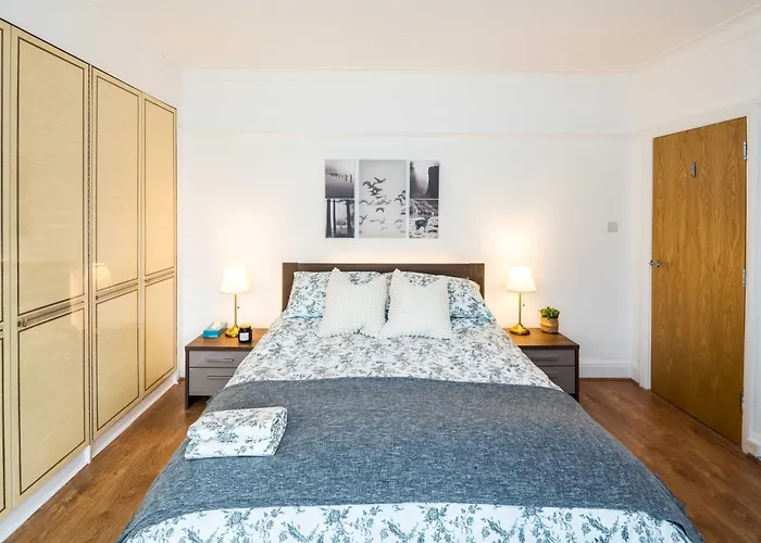 Contemporary 5 Bedroom With Garden North Finchley