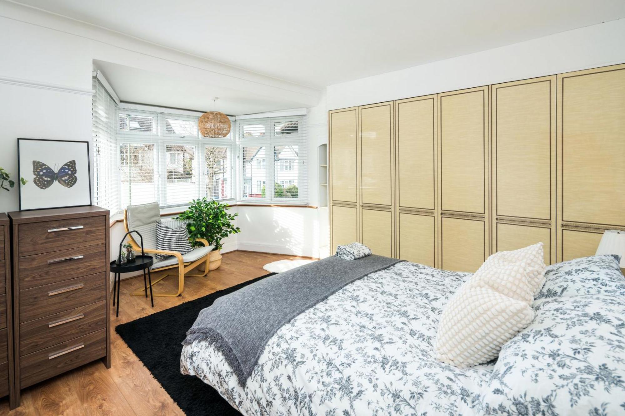 Contemporary 5 Bedroom With Garden North Finchley London