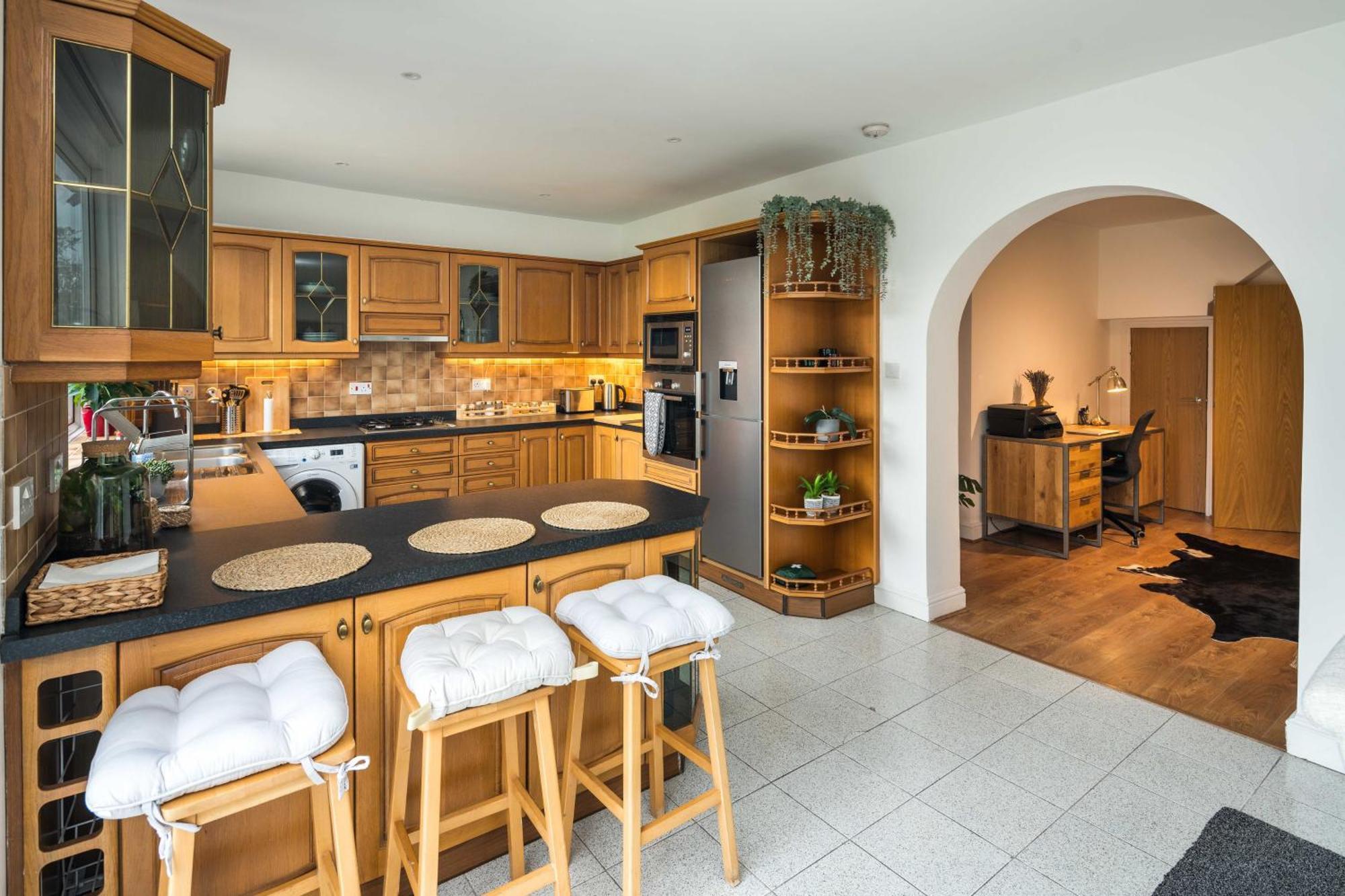 Contemporary 5 Bedroom With Garden North Finchley *