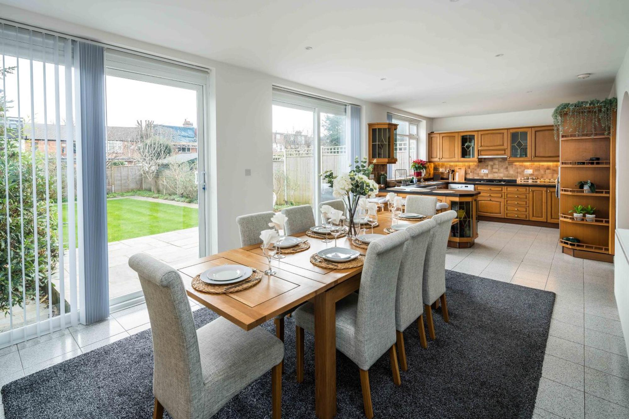 Contemporary 5 Bedroom With Garden North Finchley Holiday home *