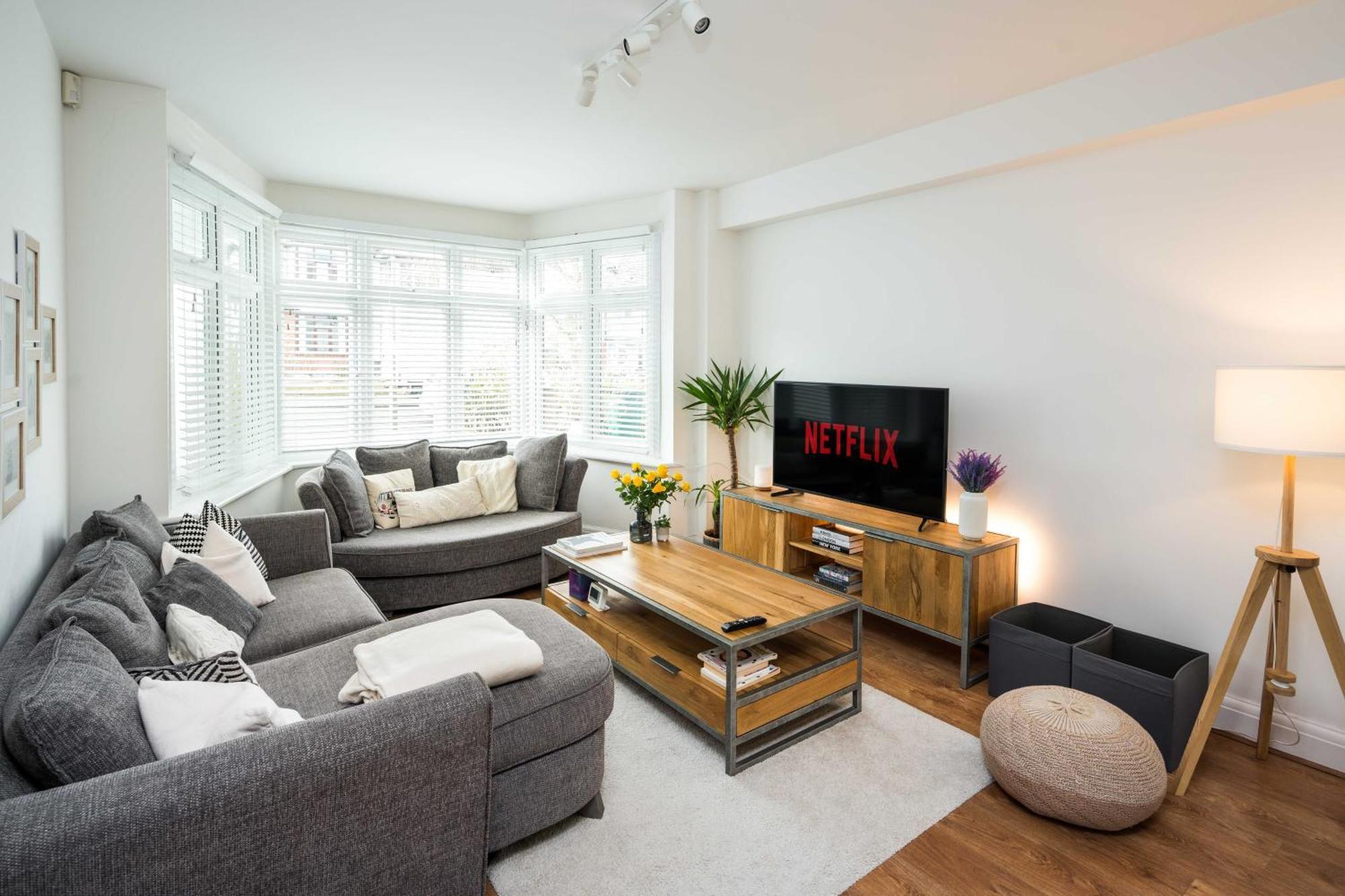 Contemporary 5 Bedroom With Garden North Finchley London